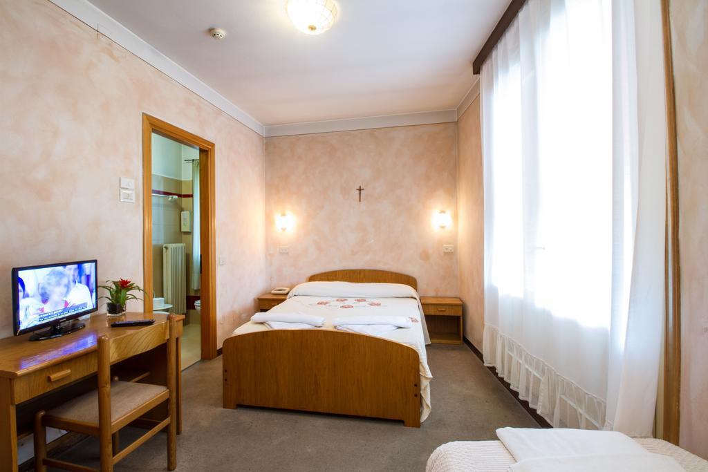 Albergo Ristorante Da Felice Loria Eksteriør bilde
